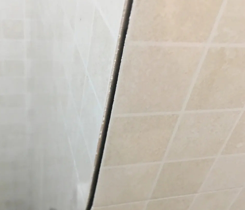 嘉峪关瓷砖空鼓维修公司分享阳台瓷砖脱落的修复过程可以分为以下几个步骤